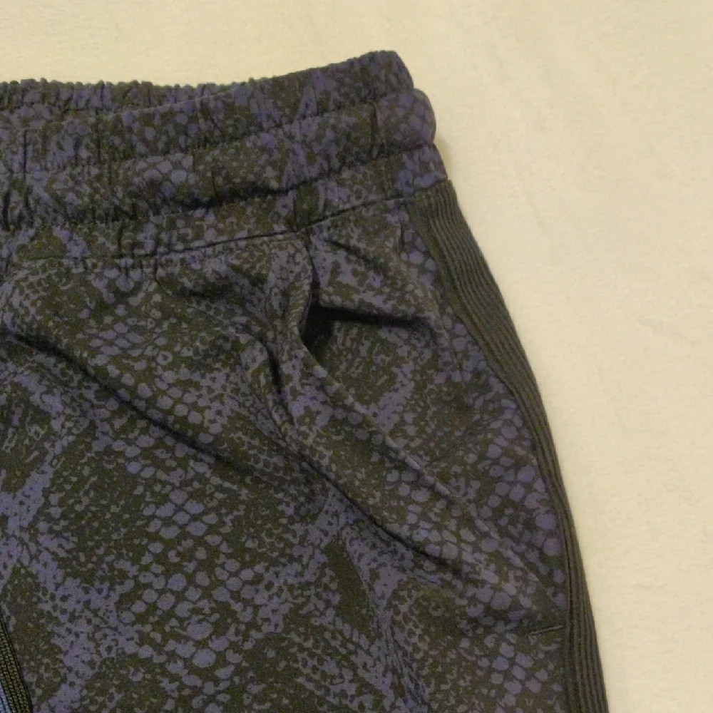 ATHLETA. Men's Black and Blue Patterned Pants